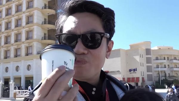 Melki Bajaj Umrah Bareng Keluarga, Cicip Nasi Mandhi hingga Jajan Kopi