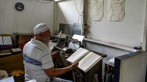 Mengintip Produksi Al-Quran Braille di Bandung
