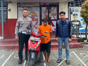 Lompat ke Truk Usai Curi Motor, Pria Surabaya Dihajar Massa di Gresik