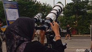 Potret Asyiknya Ngabuburit Nonton Gerhana Bulan Total di TIM