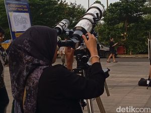 Potret Asyiknya Ngabuburit Nonton Gerhana Bulan Total di TIM