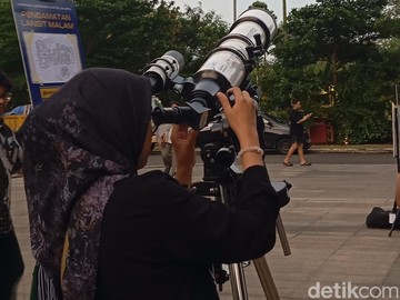 Potret Asyiknya Ngabuburit Nonton Gerhana Bulan Total di TIM