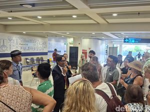 Dampak Perang Iran, Penumpang Tertahan di Bandara Ngurah Rai