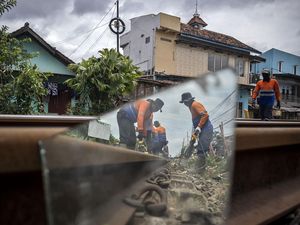 Persiapan Mudik, Rel Kereta di Cimahi Dirawat Intensif
