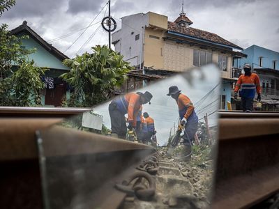 Persiapan Mudik, Rel Kereta di Cimahi Dirawat Intensif