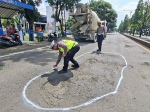 Jelang Arus Mudik, Polisi Tandai Lubang di Jalur Nasional Nganjuk