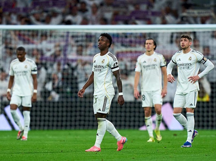 MADRID, SPAIN - MARCH 02: Players of Real Madrid CF looks on after the game the goal during the LaLiga EA Sports match between Real Madrid CF and Getafe CF at Estadio Santiago Bernabeu on March 02, 2026 in Madrid, Spain. (Photo by Diego Souto/Getty Images)