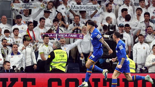 Soccer Football - LaLiga - Real Madrid v Getafe - Santiago Bernabeu, Madrid, Spain - March 2, 2026 Getafe's Martin Satriano celebrates scoring their first goal with Diego Rico REUTERS/Violeta Santos Moura