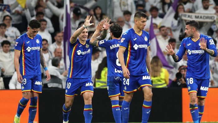 Soccer Football - LaLiga - Real Madrid v Getafe - Santiago Bernabeu, Madrid, Spain - March 2, 2026 Getafes Martin Satriano celebrates scoring their first goal with Mauro Arambarri REUTERS/Violeta Santos Moura