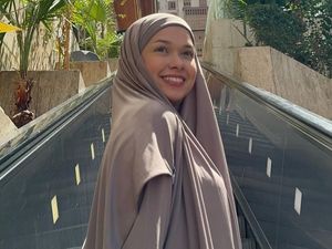 Mode Kalem Rebecca Klopper Umrah di Bulan Ramadan