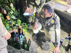 Satpol PP Razia Warung Kelontong di Bogor, 33 Botol Miras Ilegal Disita