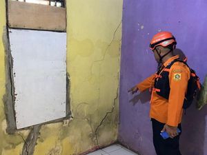 Tanah Bergerak Rusak 3 Rumah di Gunung Putri Bogor, 9 Orang Mengungsi
