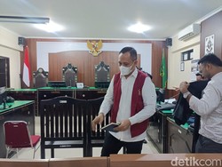 Dituntut 14 Tahun Penjara, Kompol Yogi Menangis