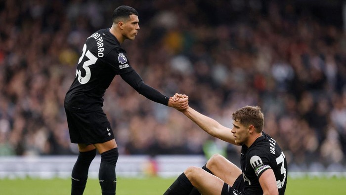 Pemain Tottenham Hotspur terancam pemotongan gaji jika degradasi musim ini.