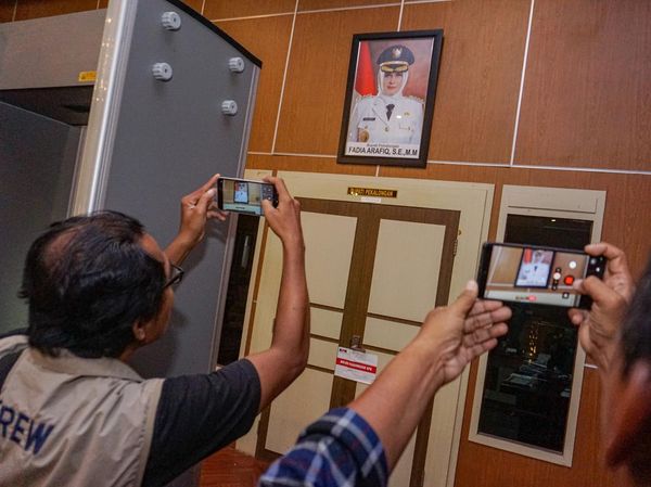 Usai Diciduk KPK, Ruang Bupati Pekalongan Langsung Disegel