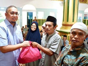 Andre Rosiade Bagikan Ratusan Paket Sembako ke Warga Salimpauang