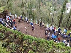 Ratusan Warga Bersihkan Longsor Tosari Pasuruan Pakai Alat Manual