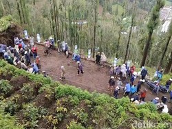 Ratusan Warga Bersihkan Longsor Tosari Pasuruan Pakai Alat Manual