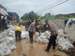Polisi-Pemkot Lakukan Penanganan Tanggul Jebol di Tugu Semarang
