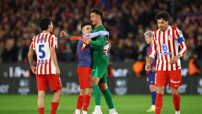 Soccer Football - Copa del Rey - Semi Final - Second Leg - FC Barcelona v Atletico Madrid - Spotify Camp Nou, Barcelona, Spain - March 3, 2026 Atletico Madrids Juan Musso, Johnny Cardoso, and teammates celebrate after the match REUTERS/Albert Gea