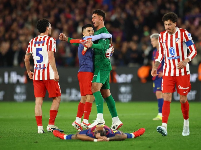 Para pemain Atletico Madrid merayakan keberhasilan lolos ke final Copa del Rey musim ini.