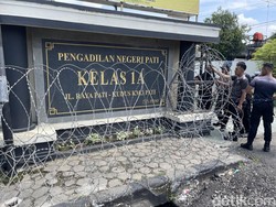 Kawat Berduri Terpasang di Depan PN Pati Jelang Vonis Botok Cs Besok