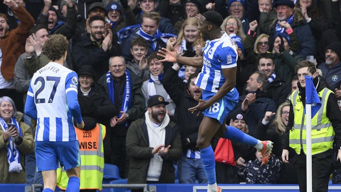 BRIGHTON, ENGLAND - MARCH 1:  Brighton & Hove Albions Danny Welbeck (right) celebrates scoring his sides second goal during the Premier League match between Brighton & Hove Albion and Nottingham Forest at Amex Stadium on March 1, 2026 in Brighton, 