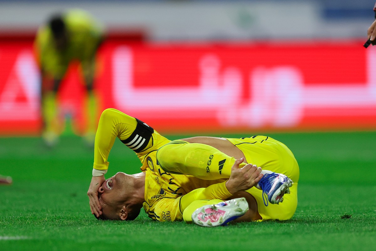 Ronaldo mengalami cedera hamstring dan diperkirakan harus menepi sebulan. Foto: Yasser Bakhsh/Getty Images
