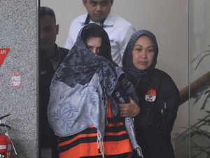 Penampilan Bupati Pekalongan Fadia Arafiq Berompi Oranye