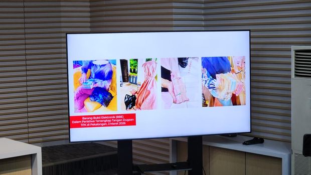 KPK menetapkan Bupati Pekalongan, Fadia Arafiq, sebagai tersangka korupsi usai terjaring dalam OTT. KPK menampilkan penampakan uang yang akan diberikan kepada Fadia oleh stafnya. Selain itu KPK juga menampilkan mobil yang disita dari sejumlah pihak di rumah dinas Bupati Pekalongan hingga Cibubur.