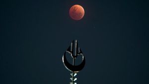 Gerhana Bulan Total Hiasi Langit Makassar, Berlatar Masjid 99 Kubah