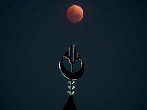 Gerhana Bulan Total Hiasi Langit Makassar, Berlatar Masjid 99 Kubah