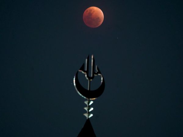 Gerhana Bulan Total Hiasi Langit Makassar, Berlatar Masjid 99 Kubah