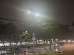 Waspada! Hujan Badai Guyur Kawasan Surabaya Selatan Malam Ini