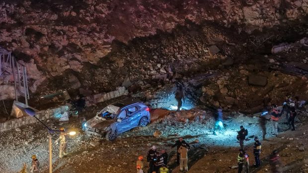 A drone view of Israeli emergency responders working at the scene of an Iranian missile strike on a road, after Iran launched missile barrages following attacks by the U.S. and Israel, in Jerusalem March 1, 2026. REUTERS/Ilan Rosenberg