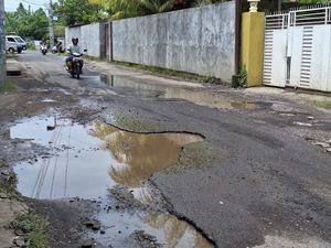 Warga Mataram Keluhkan Kondisi Jalan Berlubang di Sejumlah Titik