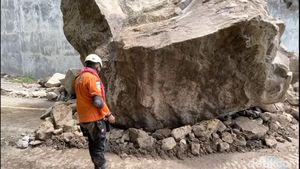 Kondisi Jalan Nasional KM 16 Trenggalek-Ponorogo Tertutup Longsor