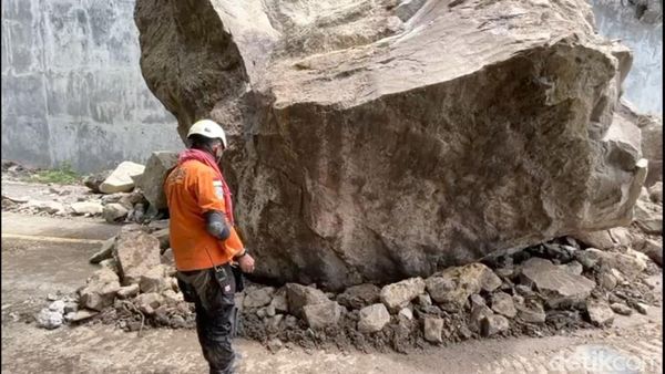 Kondisi Jalan Nasional KM 16 Trenggalek-Ponorogo Tertutup Longsor