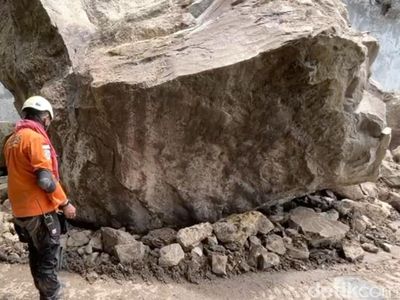 Kondisi Jalan Nasional KM 16 Trenggalek-Ponorogo Tertutup Longsor