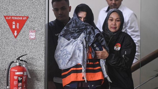 Bupati Pekalongan Fadia Arafiq (tengah) berjalan usai menjalani pemeriksaan di gedung KPK Merah Putih, Jakarta, Rabu (4/3/2026). KPK resmi menahan Fadia Arafiq usai terjaring Operasi Tangkap Tangan (OTT) dengan dugaan tindak pidana korupsi pengadaan barang dan jasa (PBJ) outsourcing di lingkungan Pemkab Pekalongan. ANTARA FOTO/Muhammad Adimaja