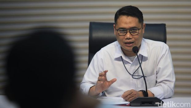 Deputi Penindakan dan Eksekusi KPK Asep Guntur Rahayu (kiri) didampingi Juru Bicara KPK Budi Prasetyo (kanan) menunjukkan barang bukti kepada media terkait Operasi Tangkap Tangan (OTT) dan penetapan tersangka Bupati Pekalongan Fadia Arafiq atas dugaan tindak pidana korupsi pengadaan barang dan jasa (PBJ) outsourcing di lingkungan Pemkab Pekalongan Tahun Anggaran 2023-2026 di gedung KPK Merah Putih, Jakarta, Rabu (4/3/2026). KPK resmi menahan Fadia Arafiq usai terjaring OTT KPK, dengan sejumlah barang bukti di antaranya kendaraan berupa lima mobil dan bukti percakapan WhatsApp mengenai pengelolaan dan permintaan uang yang dilakukan Bupati Pekalongan atas dana yang ada di PT RNB.