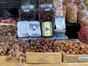 Pasang Surut Penjualan Kurma di Pasar Baru Bandung