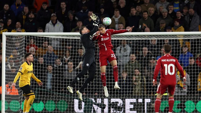 WOLVERHAMPTON, ENGLAND - MARCH 03: Jose Sa of Wolverhampton Wanderers attempts to catch the ball whilst under pressure from Hugo Ekitike of Liverpool during the Premier League match between Wolverhampton Wanderers and Liverpool at Molineux on March 0