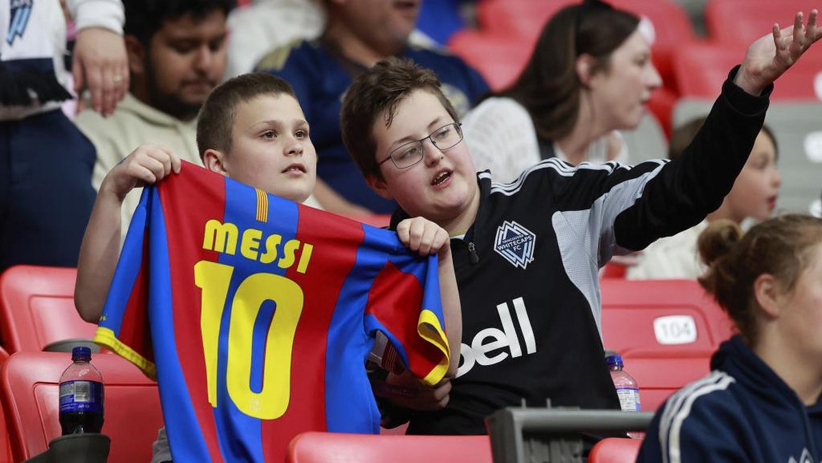 Seorang fan cilik memegang jersey Barcelona dengan nomor punggung Messi di laga Vancouver Whitecaps vs Inter Miami pada 25 Mei 2024. Messi absen di laga tersebut. Foto: Getty Images/Jeff Vinnick