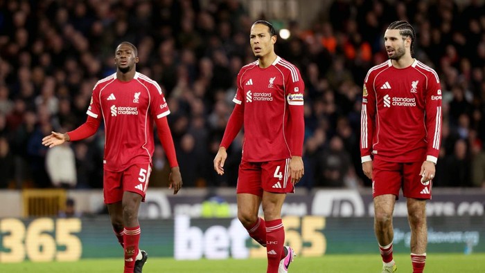 WOLVERHAMPTON, ENGLAND - MARCH 03: (THE SUN OUT, THE SUN ON SUNDAY OUT) Ibrahima Konate, Virgil van Dijk and Dominik Szoboszlai of Liverpool look dejected during the Premier League match between Wolverhampton Wanderers and Liverpool at Molineux on Ma