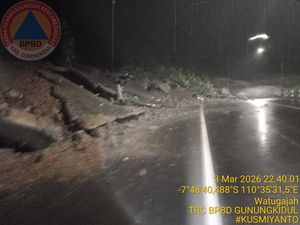 Tebing 15 Meter Longsor, Jalur Gunungkidul-Klaten Via Clongop Tutup Total