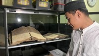 Melihat Manuskrip Al-Quran Kuno Koleksi Pesantren Tertua di Mojokerto