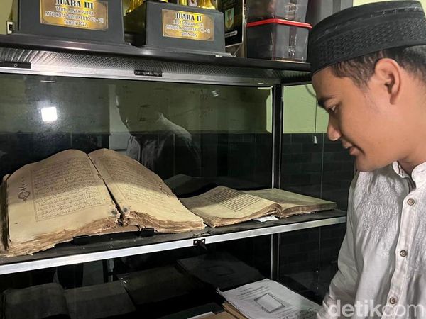 Melihat Manuskrip Al-Quran Kuno Koleksi Pesantren Tertua di Mojokerto