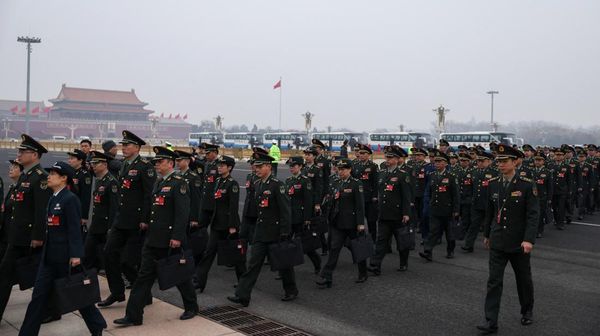 Militer Tiongkok Tiba di Aula Besar Rakyat Jelang Pembukaan CPPCC