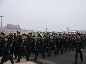 Militer Tiongkok Tiba di Aula Besar Rakyat Jelang Pembukaan CPPCC